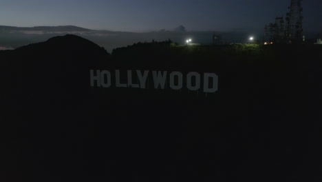 Antenne:-Flug-über-Das-Hollywood-Zeichen,-Hollywood-Hügel-Bei-Nacht-Mit-Blick-Auf-Das-Tal,-Burbank-Und-Die-Lichter-Der-Stadt