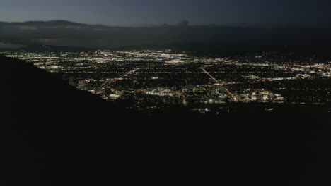 Antenne:-Nachtflug-über-Hollywood-Hills-Mit-Blick-Auf-Das-Tal,-Burbank-Und-Die-Lichter-Der-Stadt