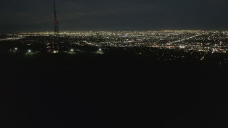 Luftfahrt:-Spektakulärer-Flug-über-Den-Mount-Lee-Und-Das-Hollywood-Sign-Bei-Nacht-Mit-Den-Lichtern-Des-Stadtbildes-Von-Los-Angeles