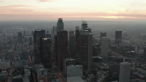 Antenne:-Atemberaubender-Blick-Auf-Wolkenkratzer-In-Der-Innenstadt-Von-Los-Angeles,-Kalifornien-Bei-Schönem-Sonnenuntergang