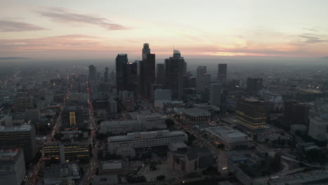 Antenne:-Atemberaubender-Blick-Auf-Wolkenkratzer-In-Der-Innenstadt-Von-Los-Angeles,-Kalifornien-Bei-Schönem-Sonnenuntergang