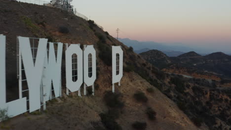 Antenne:-Nahaufnahme-Von-Hollywood-zeichenbuchstaben-Bei-Sonnenuntergang,-Los-Angeles,-Kalifornien