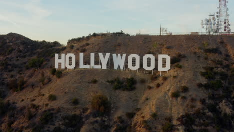 Antena:-Vuelo-Sobre-El-Cartel-De-Hollywood,-Letras-Que-Revelan-Lo-Que-Hay-Detrás-Al-Atardecer,-Los-Angeles,-California