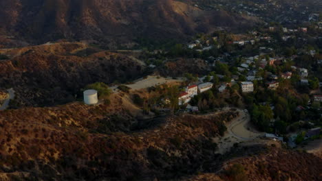 Antenne:-Schöne-Aufnahme-über-Hollywood-Zeichen-Buchstaben-Blick-Auf-Die-Innenstadt-Von-La-Bei-Sonnenuntergang,-Los-Angeles,-Kalifornien