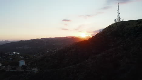 Antenne:-Hollywood-Hills-Im-Wunderschönen-Sonnenuntergang-Goldene-Stunde-Licht-Und-Blick-Auf-Das-Hollywood-zeichen-Auf-Der-Bergseite-In-Los-Angeles,-Kalifornien