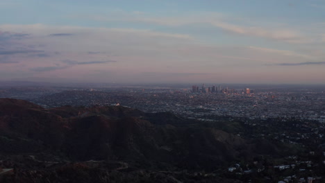 Antenne:-Atemberaubender-Blick-über-Die-Hügel-Von-Hollywood-Mit-Dem-Stadtbild-Von-Los-Angeles-Im-Wunderschönen-Sonnenuntergangslicht