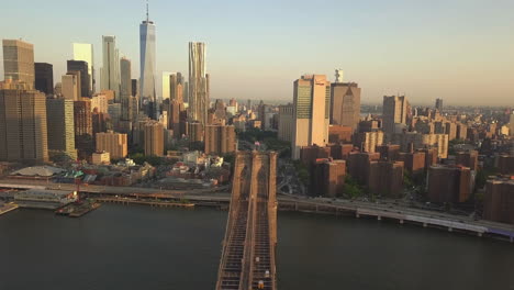 Antenne:-Flug-über-Brooklyn-Bridge-Mit-Blick-über-Manhattan-New-York-City-Skyline-Bei-Sonnenuntergang-In-Wunderschön