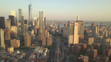 Antenne:-Vogelperspektive-Von-Oben-Auf-Die-Brooklyn-Bridge-Mit-Neigung-Nach-Oben,-Um-Die-Skyline-Von-Manhattan-New-York-City-Bei-Sonnenuntergang-In-Wunderschöner-Weise-Zu-Enthüllen