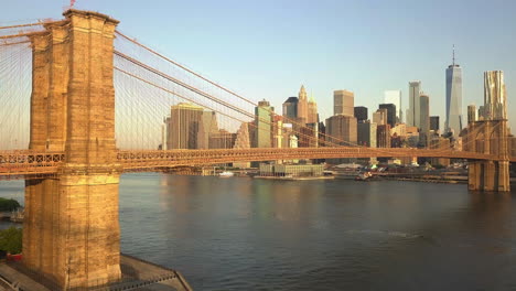 Antenne:-Flug-In-Richtung-Brooklyn-Bridge-Mit-Blick-Auf-Manhattan-Und-Den-East-River-Bei-Sonnenaufgang,-Sonnenuntergang