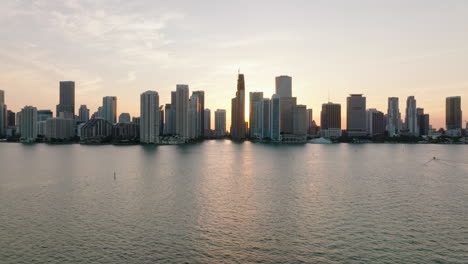 Schöne-Aussicht-Auf-Moderne-Hochhäuser-Am-Wasser.-Romantische-Aussicht-Gegen-Die-Untergehende-Sonne.-Miami,-USA