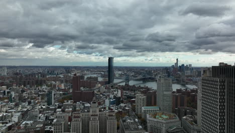 Vorwärts-Fliegen-über-Metropole.-Luftaufnahmen-Von-Brücken,-Die-Den-East-River-überspannen.-Manhattan,-New-York-City,-Vereinigte-Staaten
