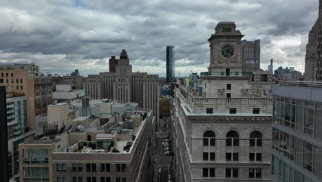 Vorwärts-Fliegen-Hoch-über-Der-Straße-Auf-Der-Ebene-Des-Daches-Eines-Mehrstöckigen-Gebäudes.-Große-Und-Hohe-Gebäude-In-Der-Stadt.-Manhattan,-New-York-City,-Vereinigte-Staaten