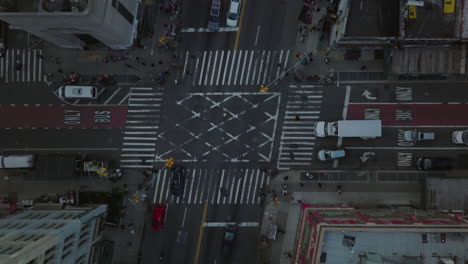 Vogelperspektive-Aus-Der-Luft-Von-Oben-Nach-Unten-Aufsteigende-Aufnahmen-Von-Autos,-Die-Durch-Kreuzungen-Fahren,-Fußgänger,-Die-Die-Straße-In-Manhattan,-New-York-City,-USA-überqueren