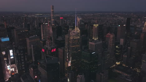 Antenne:-Manhattan-Drohnenflug-Bei-Nacht-Mit-Leuchtendem-Stadtlicht-In-New-York-City