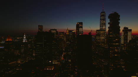 Erstaunliche-Aufnahme-Von-Hohen,-Modernen-Wolkenkratzern-In-Der-Innenstadt-In-Der-Abenddämmerung.-Silhouette-Von-Gebäuden-In-Lower-Manhattan-Gegen-Den-Farbenfrohen-Dämmerungshimmel.-Manhattan,-New-York-City,-Vereinigte-Staaten