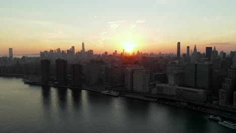Erstaunliche-Skyline-Mit-Wolkenkratzer-Silhouetten-In-Der-Innenstadt-Vor-Farbenprächtigem-Sonnenuntergang.-Manhattan,-New-York-City,-Vereinigte-Staaten