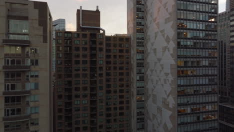 Vorwärts-Fliegen-Zwischen-Wohnhochhäusern-In-Der-Stadt.-Große-Wände-Mit-Fenstern.-Manhattan,-New-York-City,-Vereinigte-Staaten