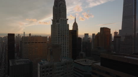 Büro--Und-Wohnhochhäuser-In-Der-Stadt-Bei-Sonnenuntergang.-Hohe-Wolkenkratzer-In-Midtown.-Manhattan,-New-York-City,-Vereinigte-Staaten